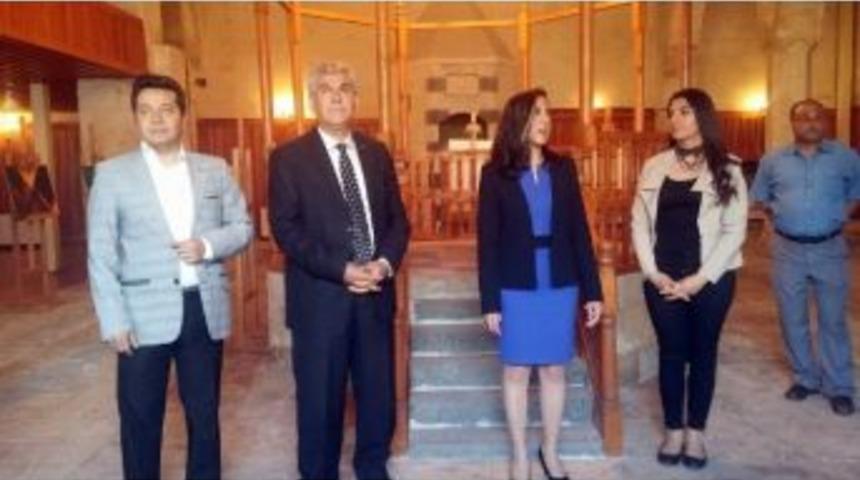 Ga&uuml;n &Ouml;ğretim G&ouml;revlilerinden Karslıgil Ve Bozh&uuml;y&uuml;k&rsquo;&uuml;n Fotoğraf Sergisi Sanat Sevenlerle Buluştu