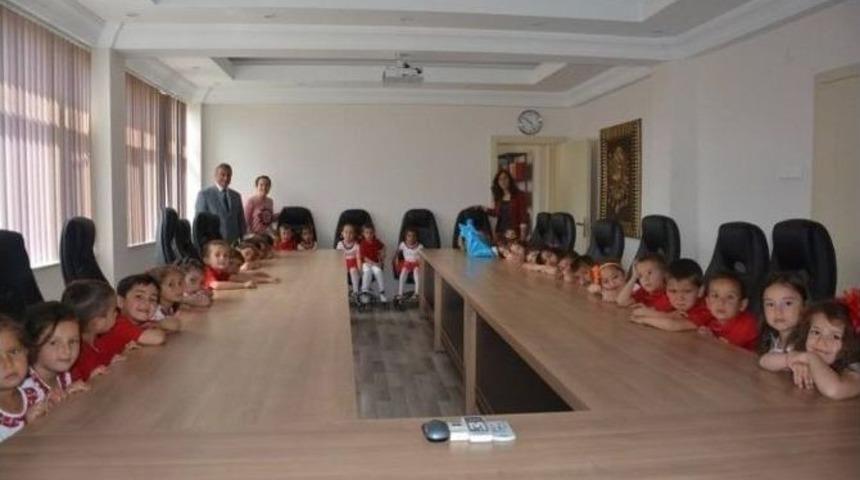 Minik &Ouml;ğrenciler, Kaymakam G&uuml;ner&rsquo;i Ziyaret Etti