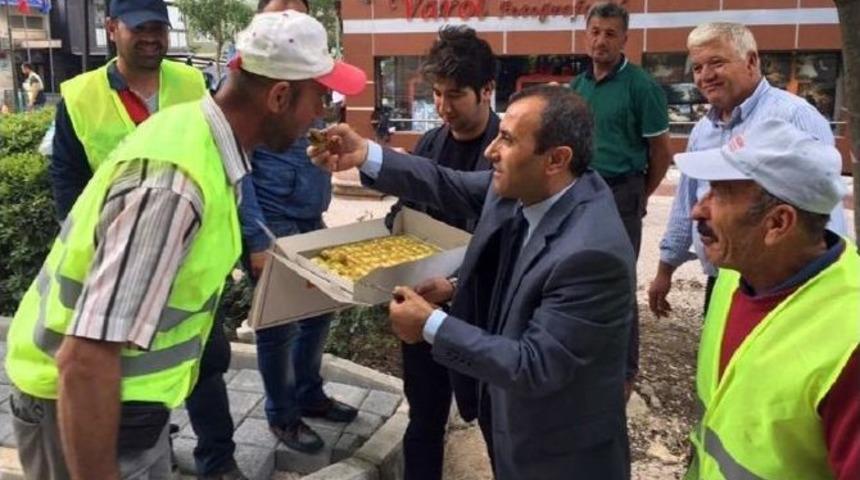Kaymakam İşçilere Baklava Servisi