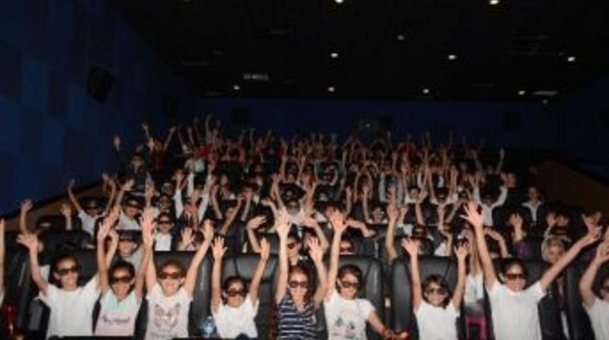 Çocuklar İlk Kez 3 Boyutlu Filmle Tanıştı