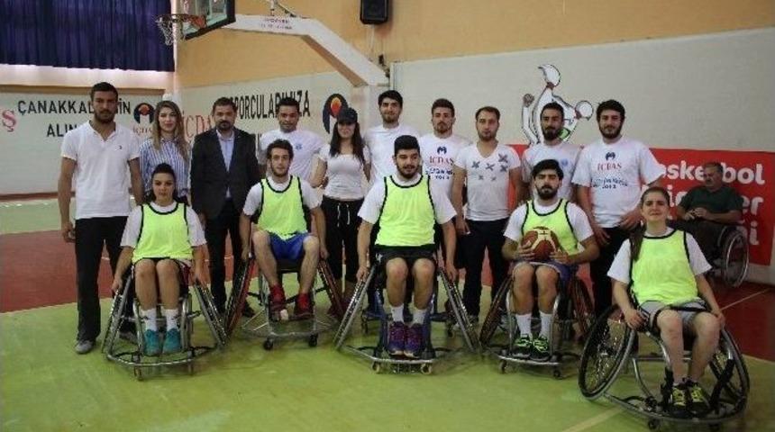 Engelliler İle Öğrenciler Sosyal Sorumluluk Projesinde Buluştu