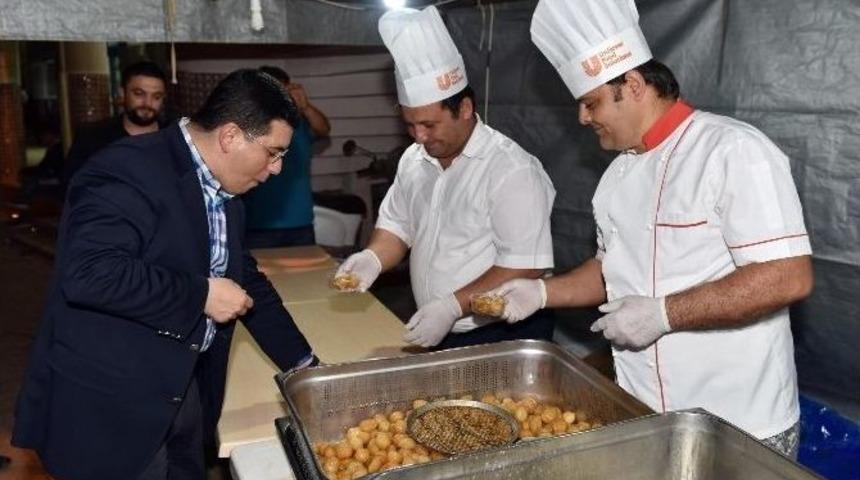 Kepez Kandilde Lokma Dağıttı