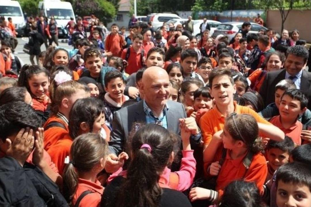 &Ccedil;ocukların Başkan Altınok &Ouml;z Coşkusu