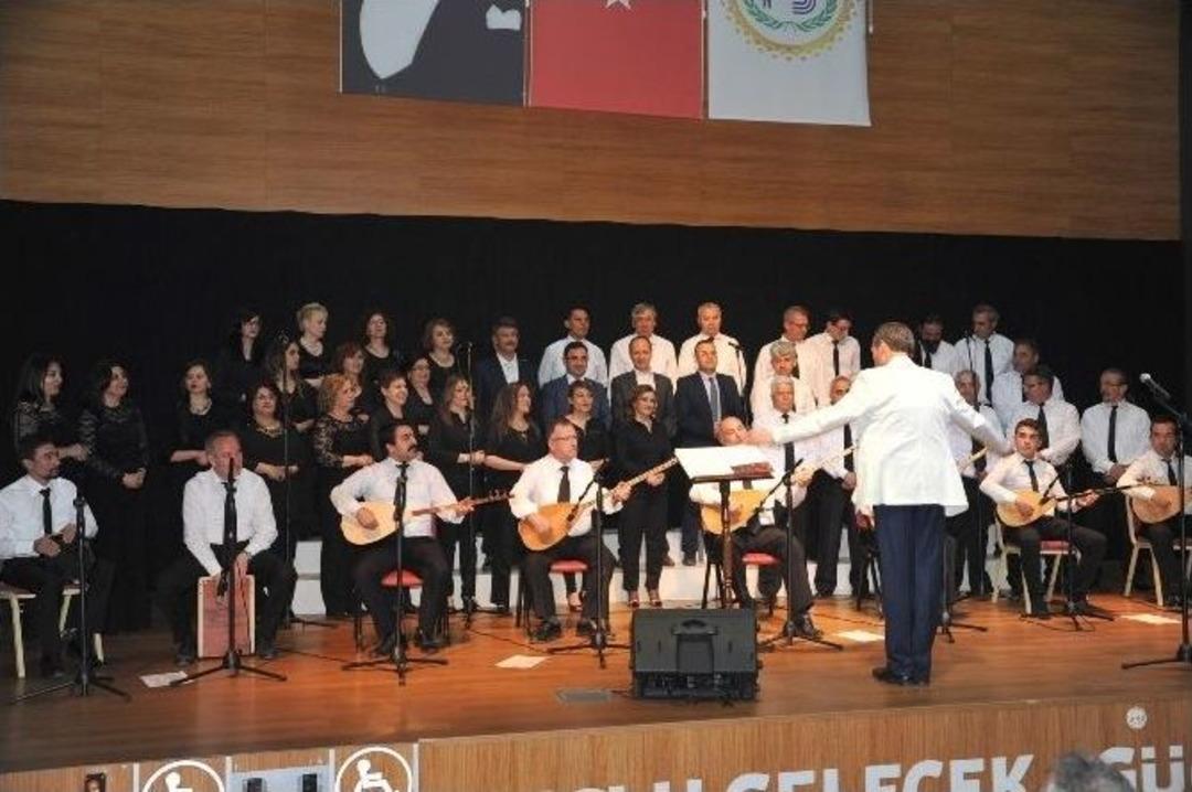 Boz&uuml;y&uuml;k&rsquo;te T&uuml;rk Halk M&uuml;ziği Korosu Konseri