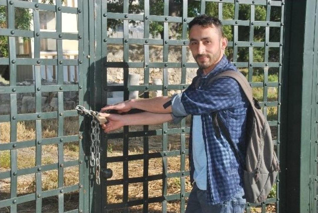 Eski Bakan Ertuğrul G&uuml;nay&rsquo;ın A&ccedil;ılışını Yaptığı Caminin Kapısına Kilit Vuruldu