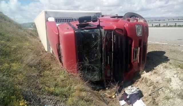 Dondurma Y&uuml;kl&uuml; Tır Devrildi: 1 Yaralı 1