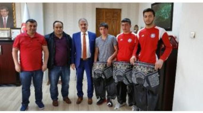 Başkan Din&ccedil; G&uuml;reş&ccedil;ilere Kispet Hediye Etti