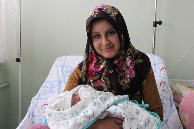 Nevşehir&rsquo;de Mira&ccedil; Bebek İki Dişli D&uuml;nyaya Geldi 1