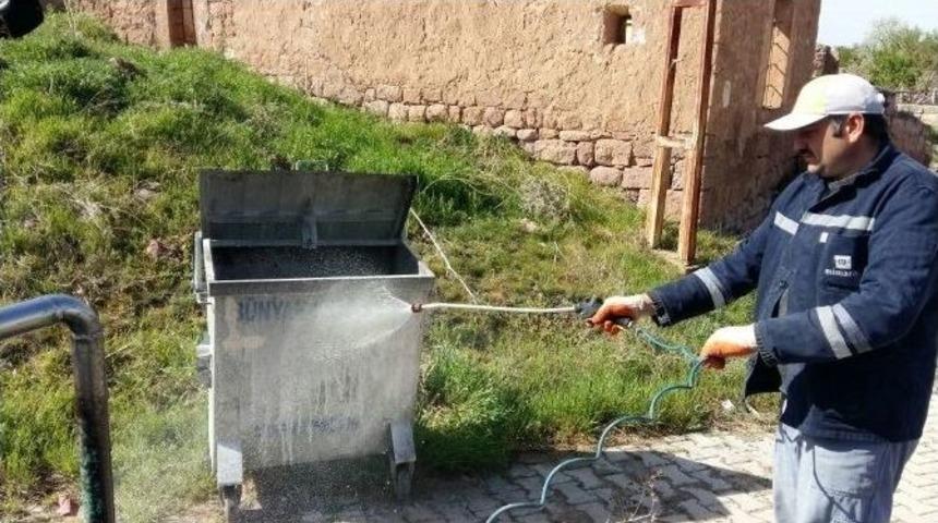 B&uuml;nyan Belediyesi &Ccedil;&ouml;p Konteynerlerini Dezenfekte Ediyor