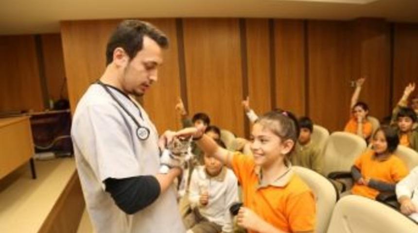 &Ccedil;ocuklar Hayvan Sevgisini &Ouml;ğreniyor