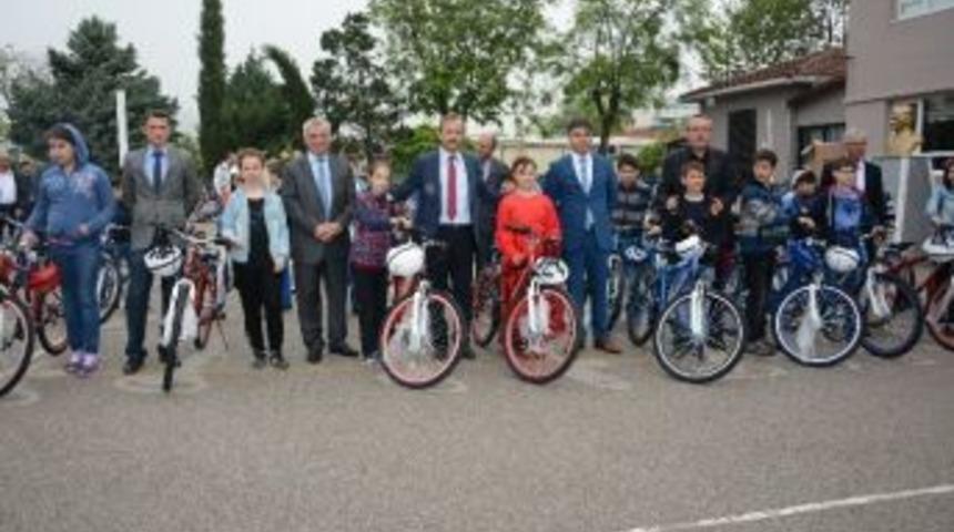 İzmit Belediyesi Bisiklet Dağıtımları Devam Ediyor