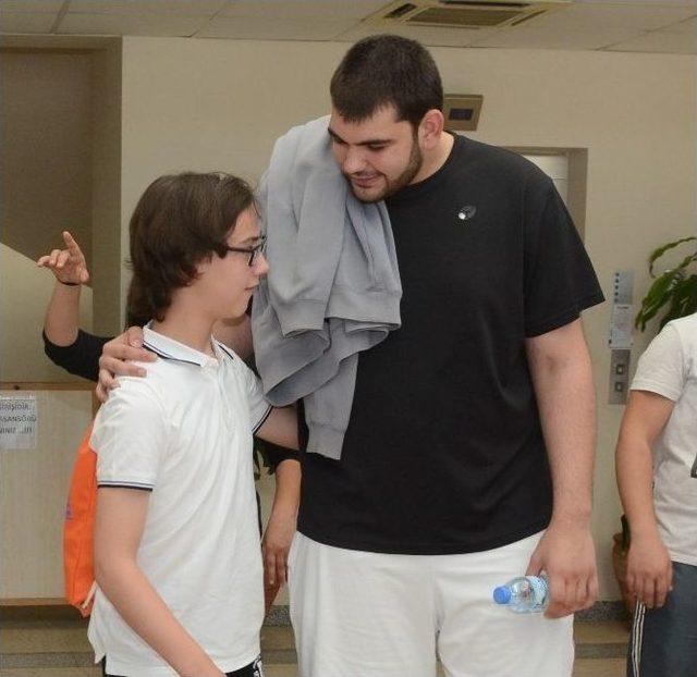 Asat’lı Basketbolculardan Özel Öğrencilere Moral Ziyareti