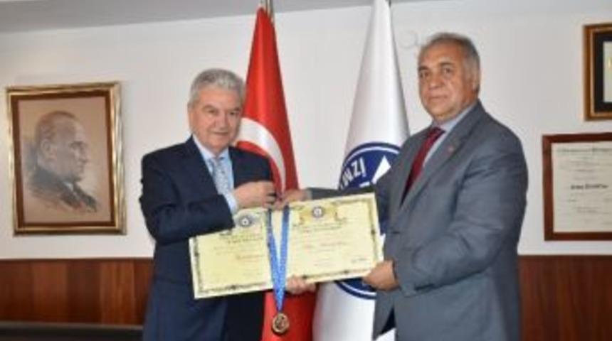 Bilal Doğan&rsquo;ın Vergi Katkısına Altın Madalya &Ouml;d&uuml;l&uuml;