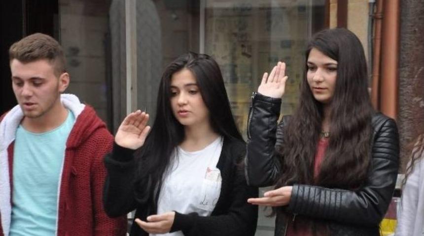 Lise &Ouml;ğrencileri &Ccedil;anakkale T&uuml;rk&uuml;s&uuml;n&uuml; İşaret Diliyle Anlattı