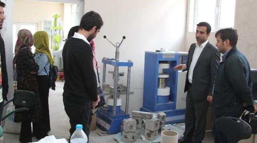 Tatvan Myo &Ouml;ğrencileri Merkezi Laboratuvarı Gezdi