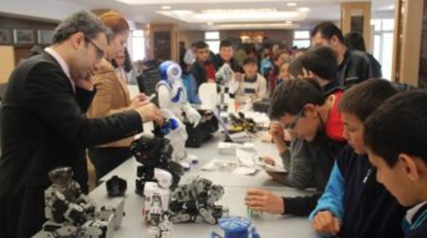 Atat&uuml;rk &Uuml;niversitesi M&uuml;hendislik Fak&uuml;ltesi Robot G&uuml;nleri