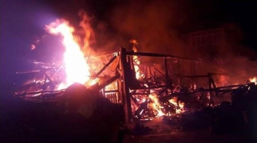Kastamonu&rsquo;da İki Katlı Ahşap Bina Yandı
