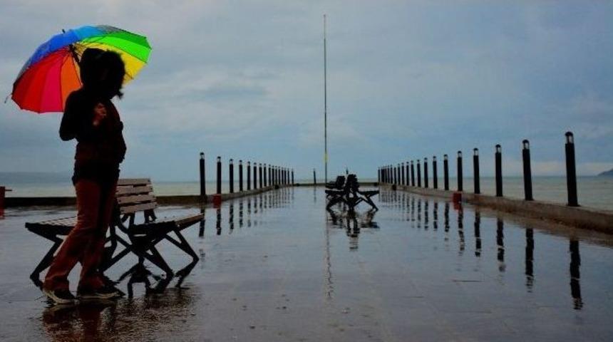 Tatvan&rsquo;da Sağanak Yağış Etkili Oluyor