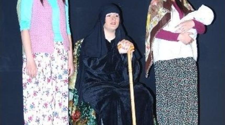 Adana&rsquo;da Liseli Tiyatrocular Sahnede