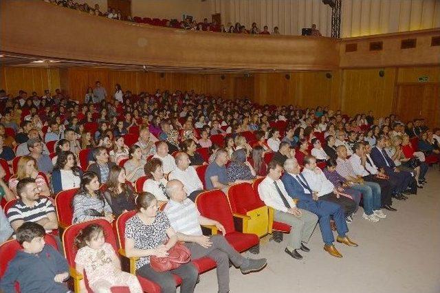 Adana’da Liseli Tiyatrocular Sahnede