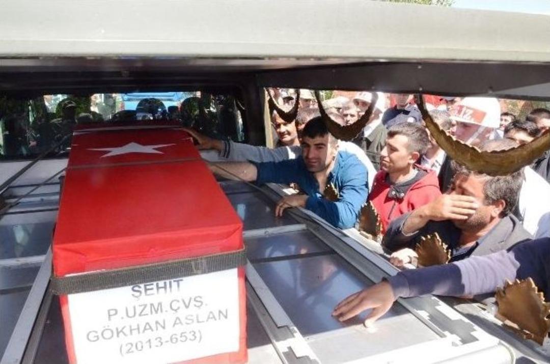 Şehit Uzman &Ccedil;avuş Aslan&rsquo;ın Cenazesi Son Kez Helallik İ&ccedil;in Baba Ocağına Getirildi