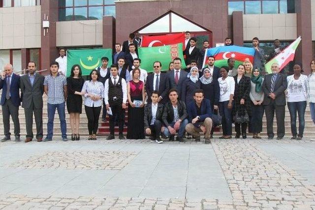 Bayburt &Uuml;niversitesi 2. Uluslararası &Ouml;ğrenciler Festivali Renkli G&ouml;r&uuml;nt&uuml;lere Sahne Oldu 1
