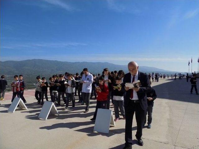 Hem Yürüyüş Yaptılar Hem Kitap Okudular