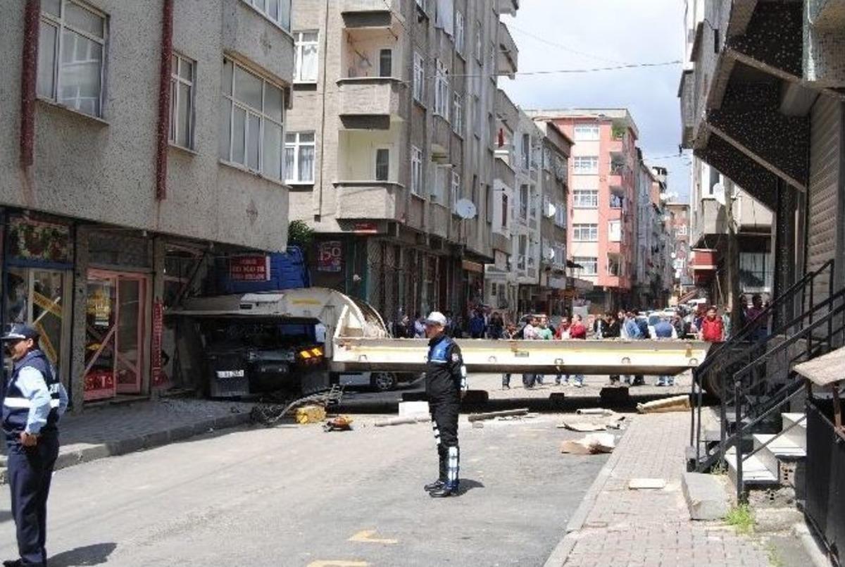 Esenler&rsquo;de Freni Boşalan Tır Binaya Girdi