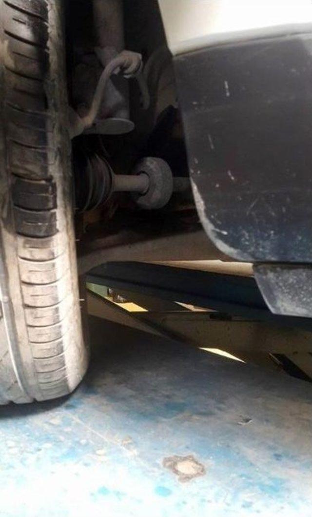 Aracına Sıkışan Kedi İ&ccedil;in &Ccedil;ekici &Ccedil;ağırdı 1