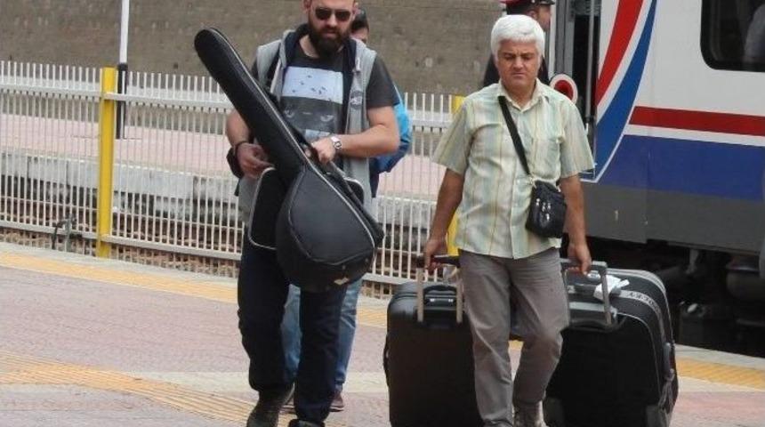 &Uuml;nl&uuml; Sanat&ccedil;ı Konsere Trenle Geldi