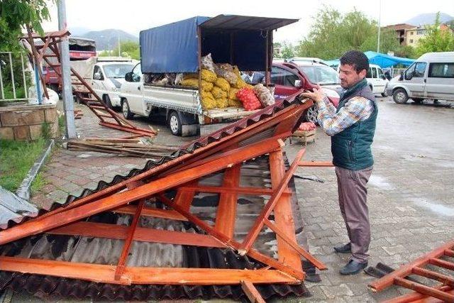 Oltu’da Şiddetli Rüzgar Çatıları Uçurdu, Ağaçları Yıktı