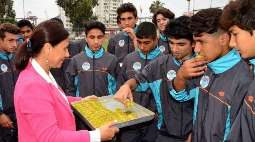 Eş Başkanlardan Akdeniz&rsquo;e Şampiyonluk Getiren U15&rsquo;lere Baklava