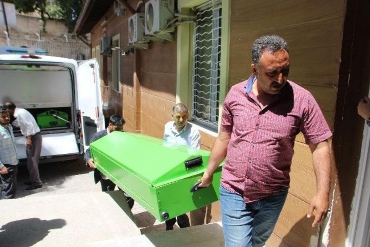 Sokakta Oynayan 2 &Ccedil;ocuk Ara&ccedil;ların Altında Kalarak Hayatını Kaybetti
