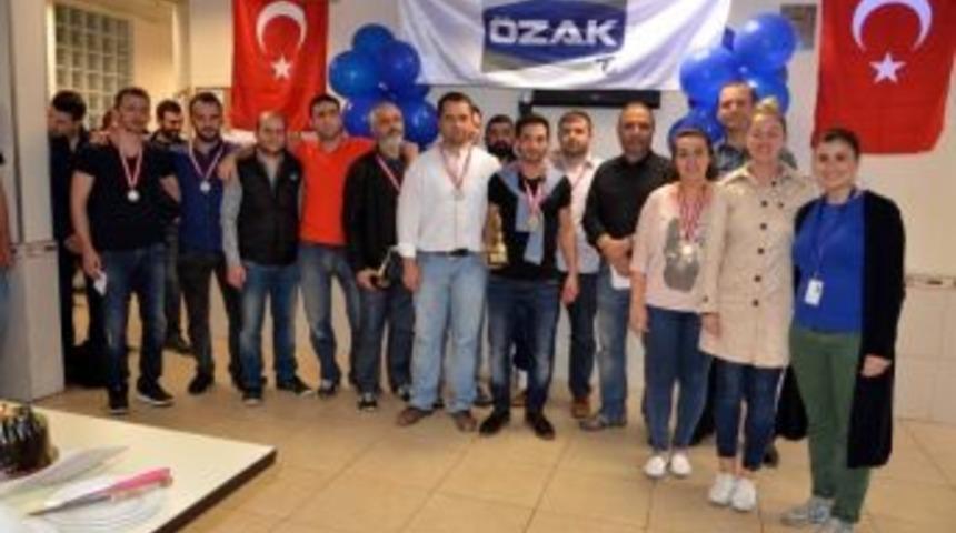 &Ouml;zak Ailesi Bowling Turnuvasında Buluştu