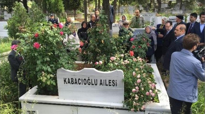 Kartal Belediyesi H&uuml;seyin Kabacıoğlu&rsquo;nu Mezarı Başında Andı