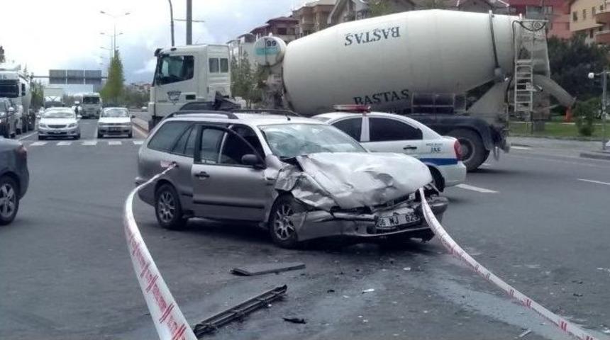 İ&ccedil;inde 13 Kişinin Bulunduğu Otomobil Kaza Yaptı