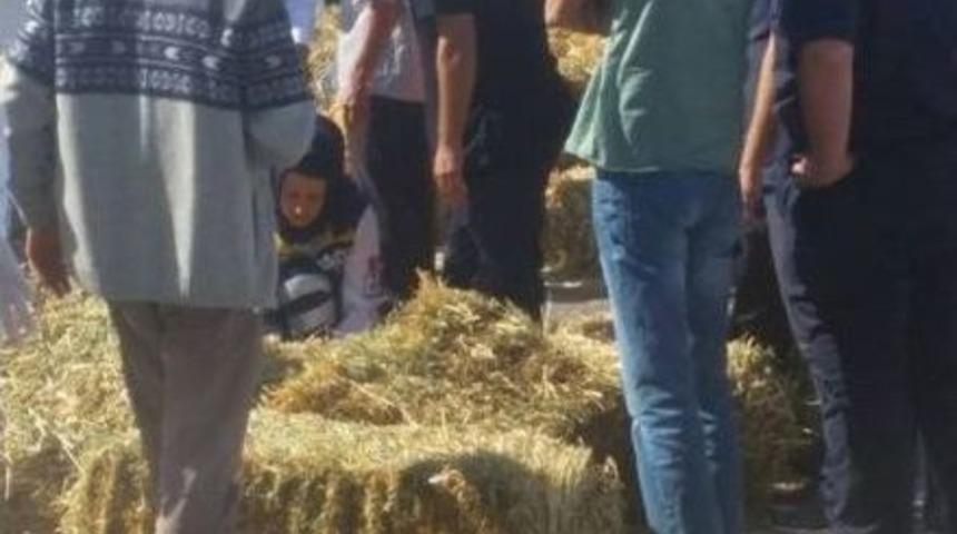 İskenderun’da Saman Yüklü Kamyonet Devrildi