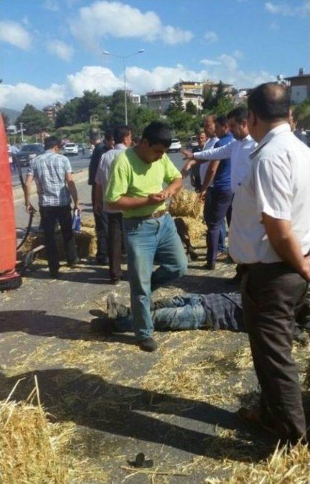 İskenderun’da Saman Yüklü Kamyonet Devrildi