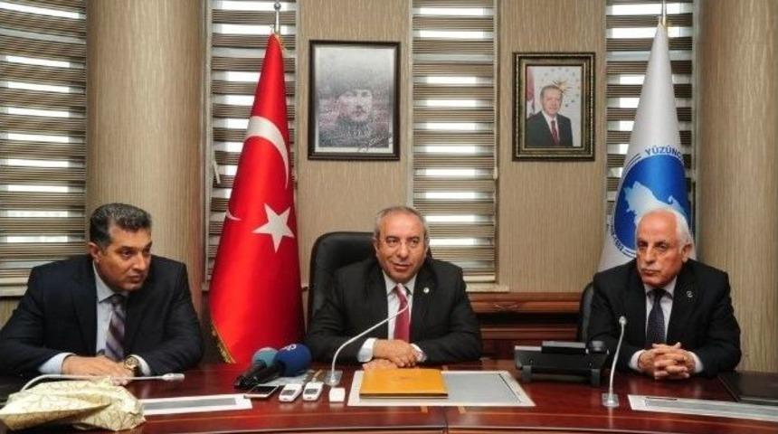 Yy&uuml; Halk Oyunları Topluluğu Kupasını Rekt&ouml;r Battal&rsquo;a Takdim Etti