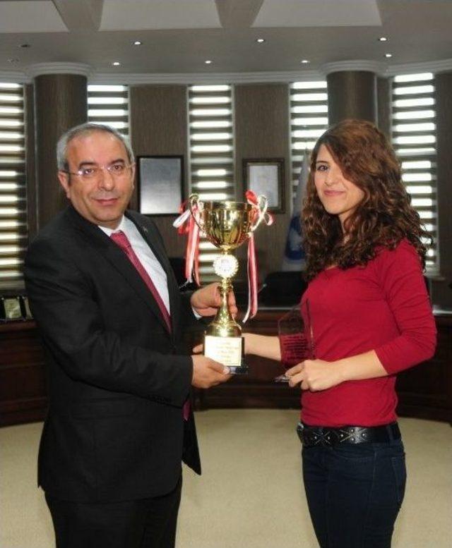 Yyü Halk Oyunları Topluluğu Kupasını Rektör Battal’a Takdim Etti