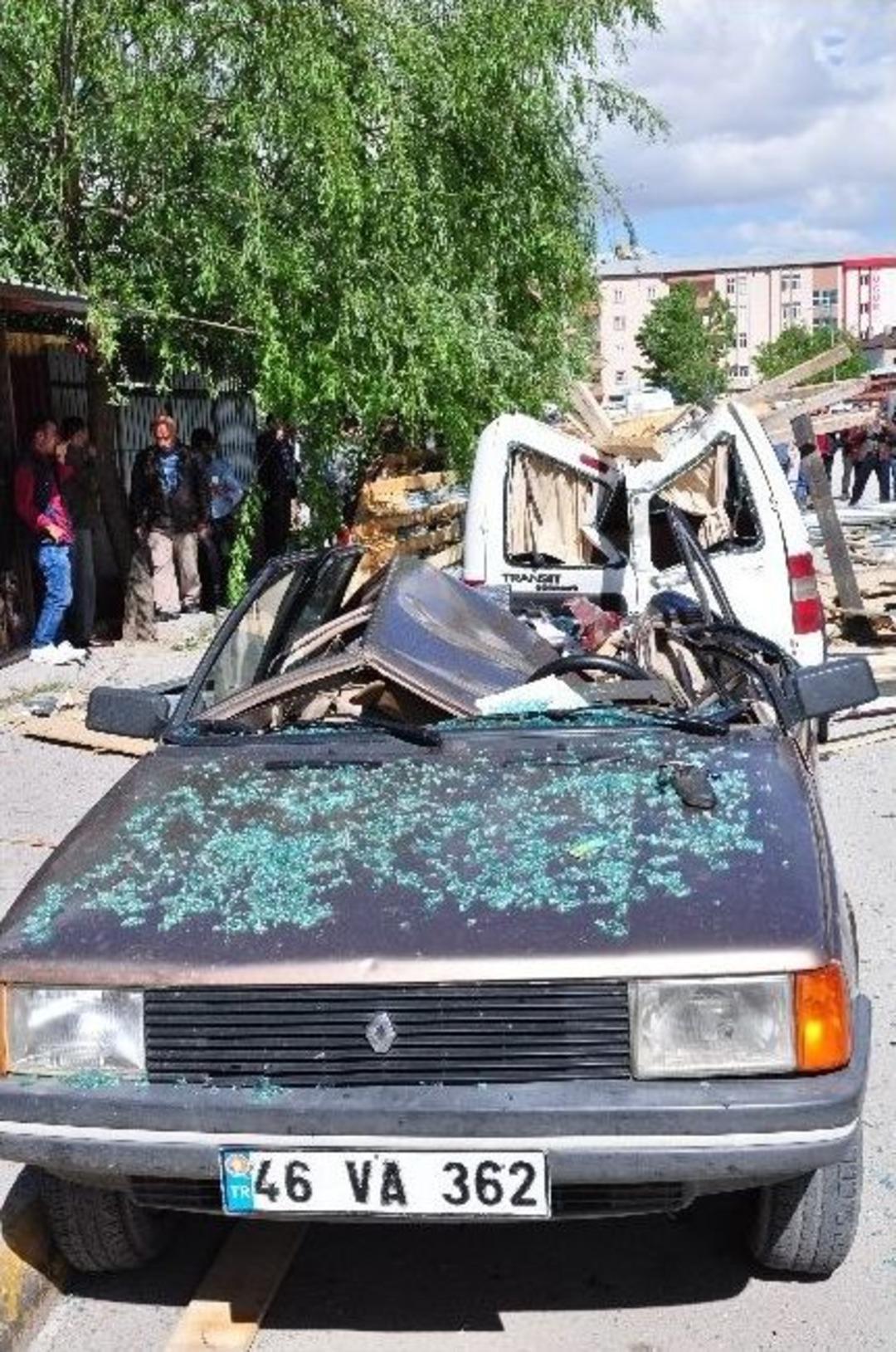 Fırtınanın U&ccedil;urduğu &Ccedil;atı, 5 Aracı Hurdaya &Ccedil;evirdi