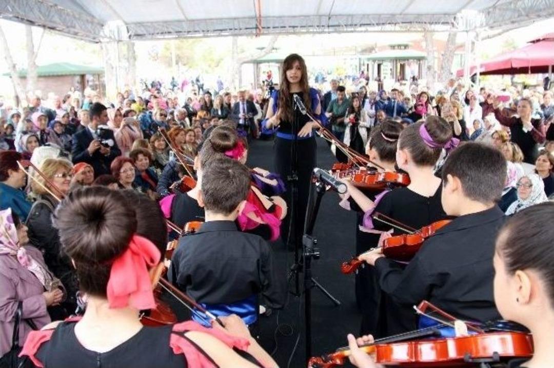 Kursiyerler Diktikleri Kıyafetlerle Podyuma &Ccedil;ıktılar