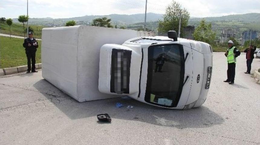 Otomobil Kamyonet İle &Ccedil;arpıştı: 1 Yaralı