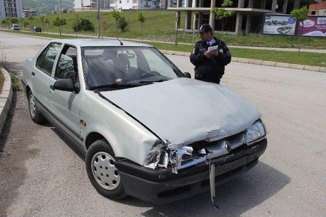 Otomobil Kamyonet İle Çarpıştı: 1 Yaralı 1