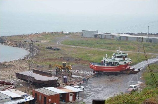 Alaplı Tersanesinde İlk Balık&ccedil;ı Teknesi Denize İndirildi 1