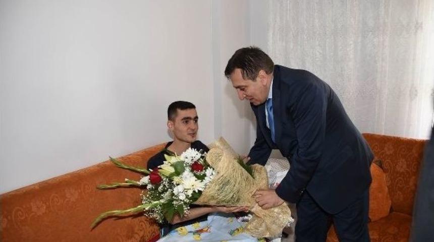 Vali K&uuml;&ccedil;&uuml;k, Yaralı Askeri Baba Evinde Ziyaret Etti