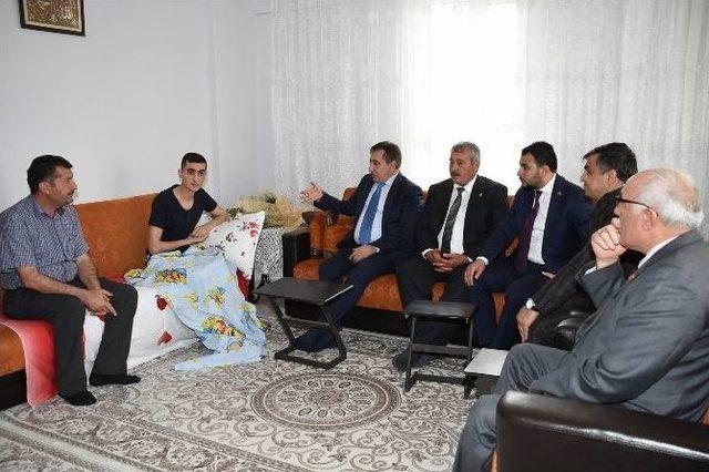 Vali K&uuml;&ccedil;&uuml;k, Yaralı Askeri Baba Evinde Ziyaret Etti 1
