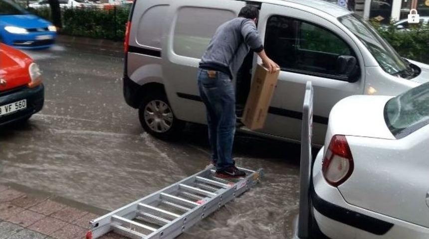 &Ccedil;orlu&rsquo;da Sağanak Yağmur Hayatı Fel&ccedil; Etti