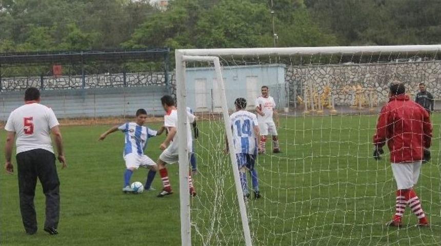 Erkekler Oynadı, Kızlar Alkışladı