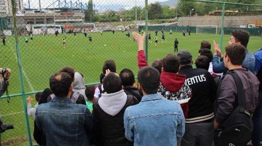 Taraftarlardan, Karab&uuml;ksporlu Futbolculara Tepki